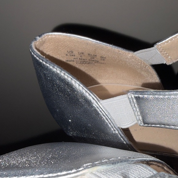 Life stride Women's Silver Sandals 8.5M GUC HOLIDAY PARTY heels NYE - Picture 13 of 16
